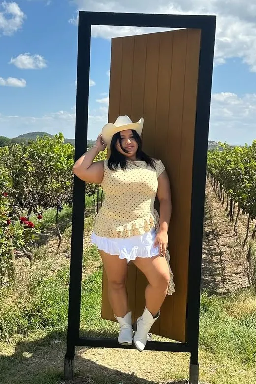 Danna con sombrero vaquero y botas blancas